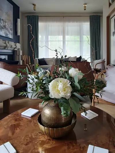 Flowers in the living room at The Dover George in Port Dover