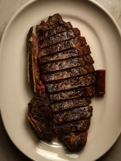 New restaurants Toronto | A cut of steak at Linny's