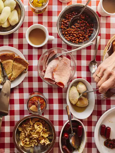 A table of different Qu&eacute;becois dishes