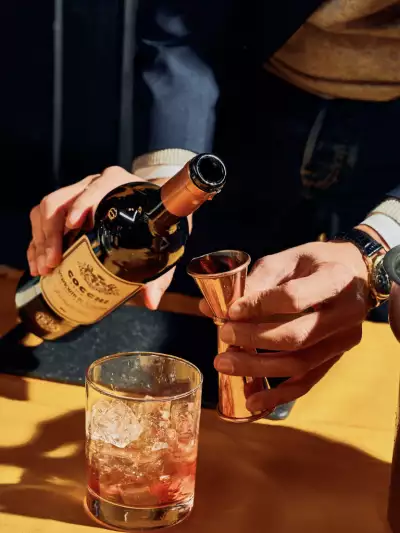 Toronto Gala of Cocktails | mixing a cocktail