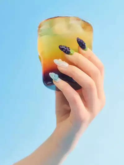 Best caf&eacute;s and coffee shops in Toronto | Blackberry lemonade from Milky's