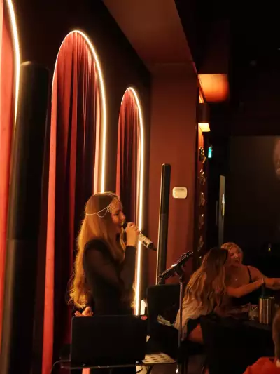 A singer at Don't Tell
