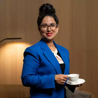 Hoda Paripoush holding tea
