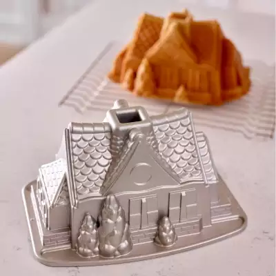 Foodie gift ideas | Lee Valley Gingerbread House Bundt Pan