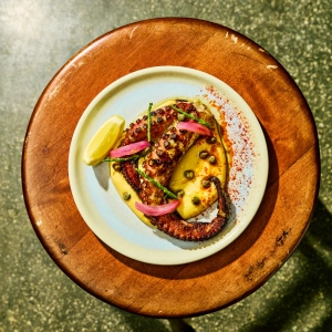 Oktap&oacute;di at Mamakas Taverna