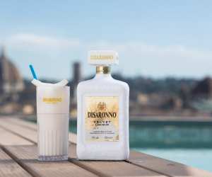 A bottle of Disaronno Velvet and a Velvet Batida cocktail