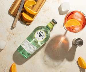 A bottle of Ramsbury with orange slices and a cocktail