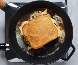 Jarlsberg® cheesy mushroom melt