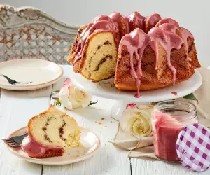 Raspberry bunt cake with Bonne Maman INTENSE Fruit Spreads