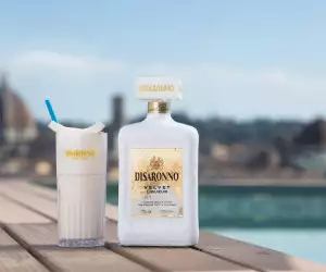 A bottle of Disaronno Velvet and a Velvet Batida cocktail