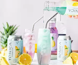 Pouring Tonica Lemonade Kombucha into a glass