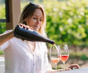 Mason Vineyard | Winemaker Kelly Mason pours a glass of wine at Mason Vineyard